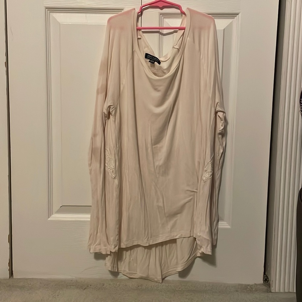 AMERICAN EAGLE SOFT AND SEXY IVORY LONG SLEEVE SIZE MEDIUM